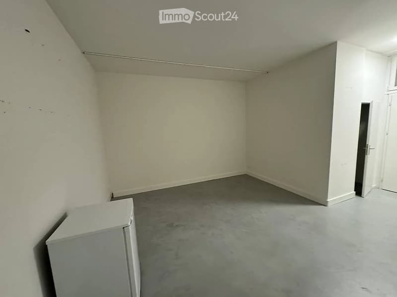 Empty room with bare walls and concrete floor, no furniture or equipment.