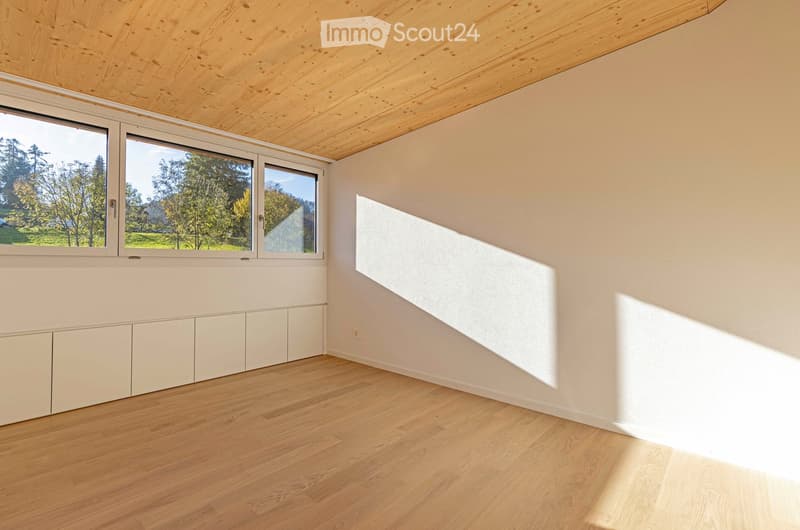 empty room, wooden floor, white walls, large windows, wooden ceiling