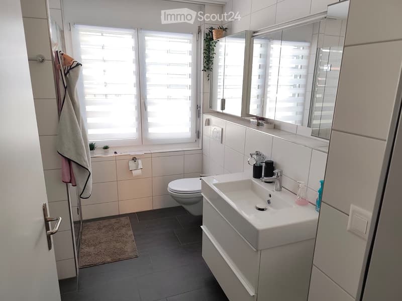 {"type": "Bathroom", "objects": ["sink", "faucet", "toilet", "mirror", "towel", "toilet paper", "bathroom cabinet", "faucet", "faucet handle", "faucet spout", "faucet handle", "faucet handle", "faucet handle", "faucet handle", "faucet handle", "faucet han
