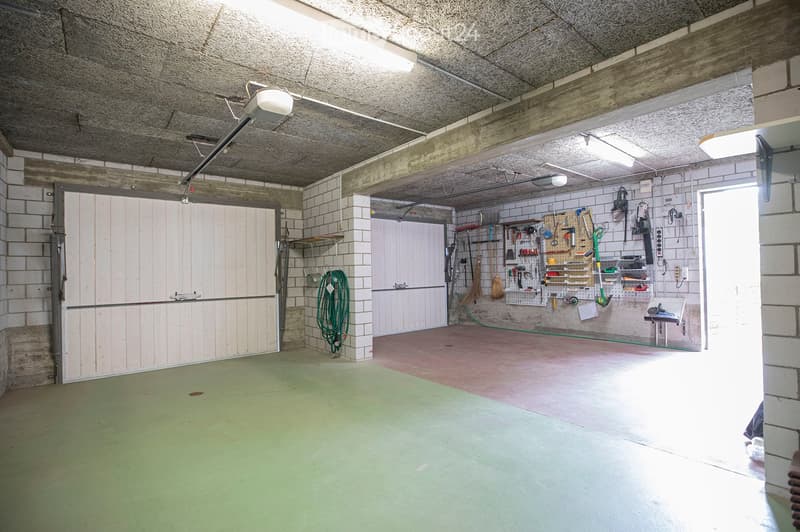 {"visible_features": ["Garage"], "type": "Garage", "objects": [], "description": "Garage with concrete walls, tiled floor, and storage area with tools and equipment.", "localized_descriptions": {"EN": "Garage with concrete walls, tiled floor, and storage