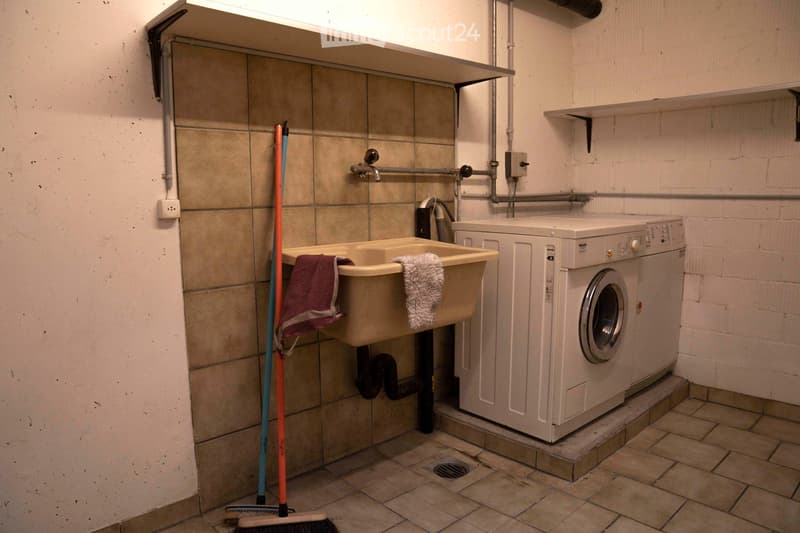 Laundry area with sink and washing machine