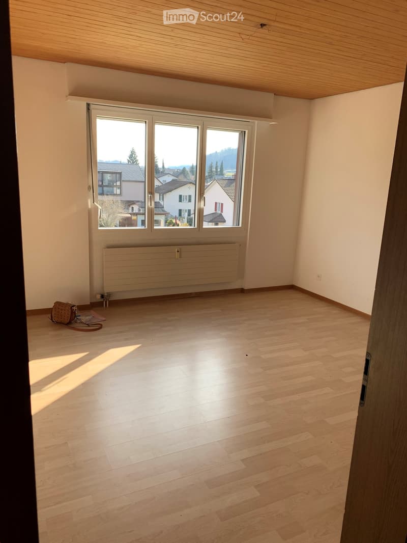 Helle 3.5-Zimmer-Wohnung mit Balkon und schöner Aussicht in Laupen BE (5)