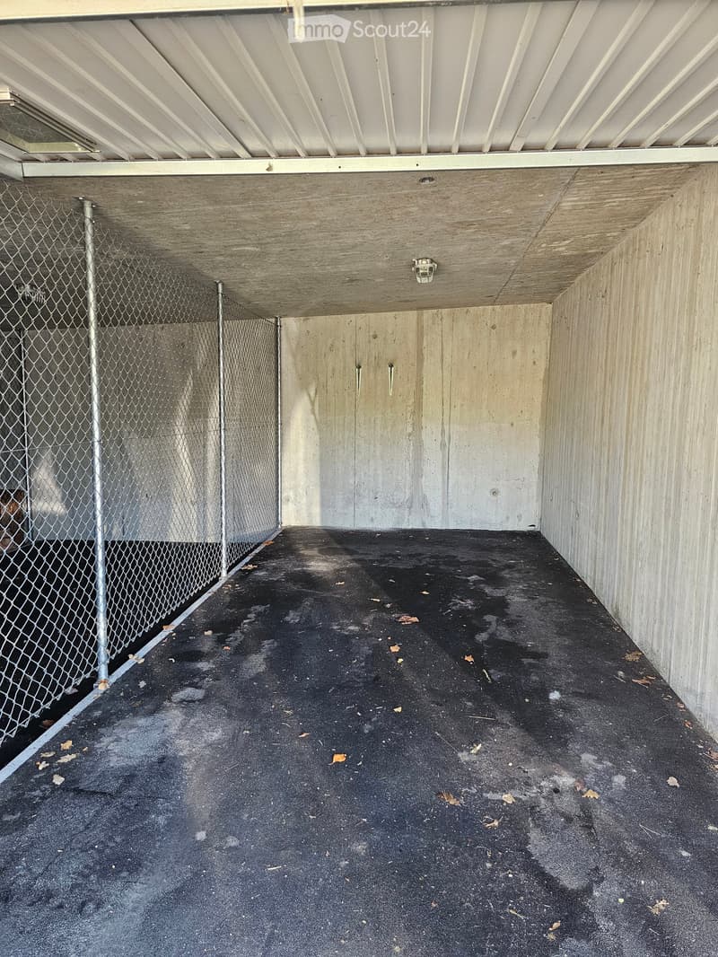 {"type": "Garage", "objects": [], "description": "Empty garage with concrete walls, metal ceiling, and a chain-link fence on one side.", "localized_descriptions": {"EN": "Empty garage with concrete walls, metal ceiling, and a chain-link fence on one side.