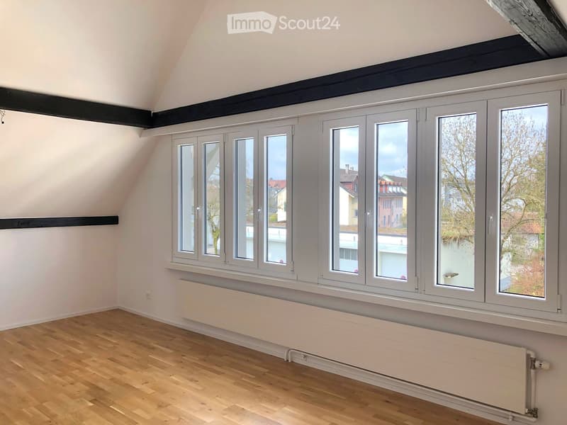 Wohnzimmer mit Fensterfront