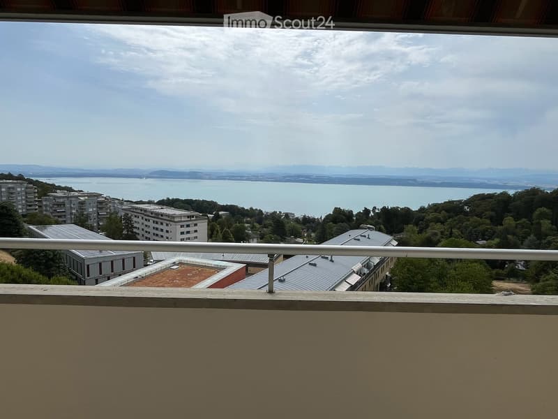 Spacieux appartement en attique de 4.5 pièces avec vue imprenable à Neuchâtel (1)