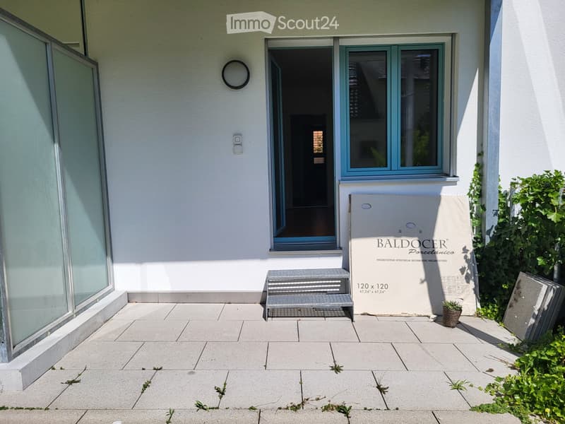 Entrance area with steps leading to a door, small potted plant, and a sign for "BALDUCER Porcelainics" on the wall.