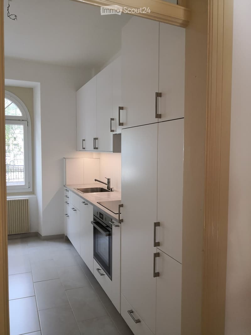 {"visible_features": ["Dishwasher"],    "type": "Room",    "description": "kitchen with white cabinets, modern sink, tiled flooring, integrated oven, dishwasher",    "localized_descriptions":        {        "EN": "kitchen with white cabinets, modern