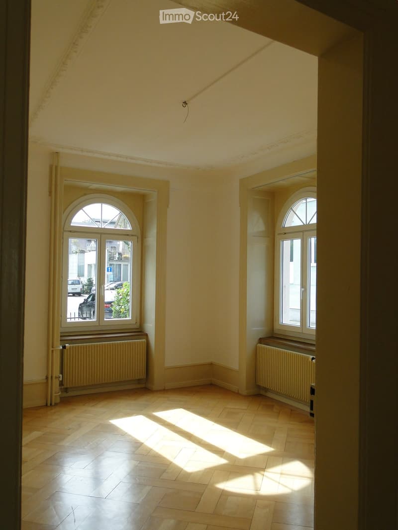 {"visible_features": ["View"],    "type": "Room",    "description": "Two arched windows, white walls, wooden floor, large sunny area on floor, visible balcony and cars",    "localized_descriptions":        {        "EN": "Room with two arched windows