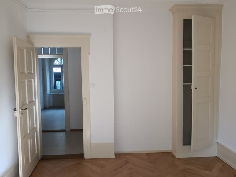 {"visible_features": [],    "type": "Room",    "description": "empty room with wooden floor, white walls, 2 doors, 1 window",    "localized_descriptions":        {        "EN": "Empty room: wooden floor, white walls, 2 doors, 1 window",        "DE":