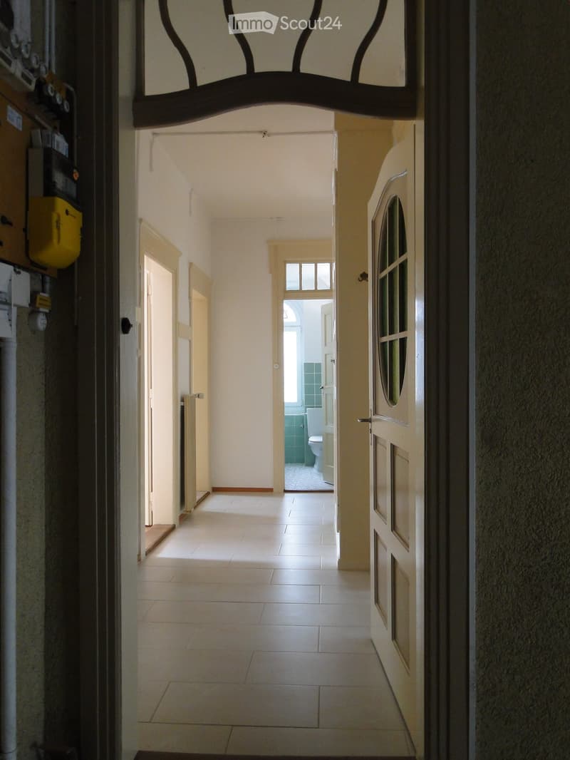 {"visible_features": [],    "type": "Hallway",    "description": "White tiles, closed rooms, white walls, radiator",    "localized_descriptions":        {        "EN": "Hallway: White tiles, closed rooms, white walls, radiator",        "DE": "Flur: