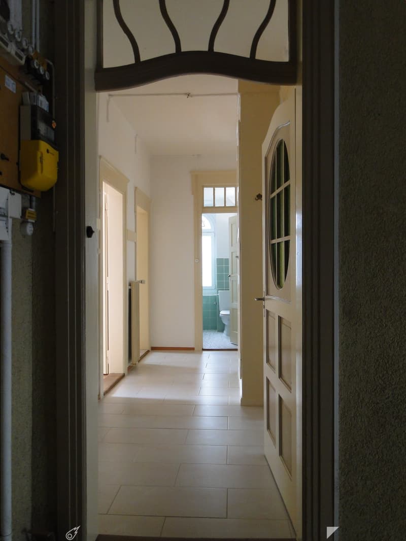 {"visible_features": [],    "type": "Hallway",    "description": "White tiles, closed rooms, white walls, radiator",    "localized_descriptions":        {        "EN": "Hallway: White tiles, closed rooms, white walls, radiator",        "DE": "Flur: