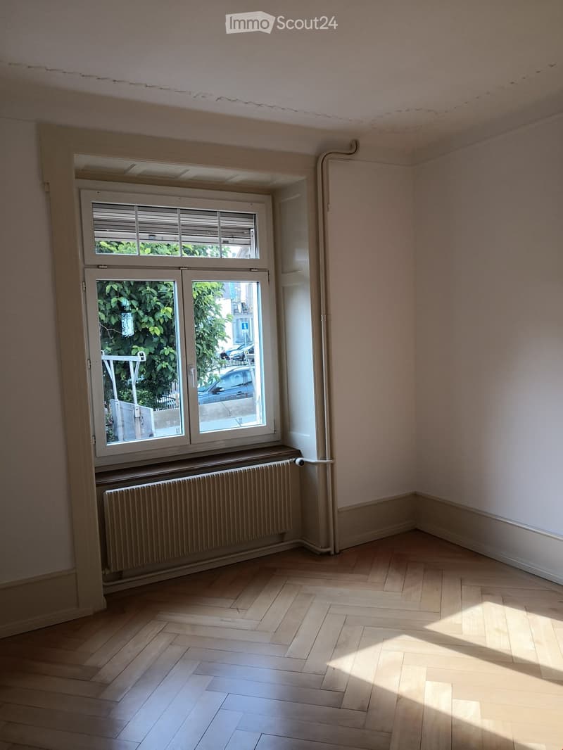 {"visible_features": ["View"],"type": "Room","description": "window, wooden floor, radiator, view of trees and cars","localized_descriptions":    {    "EN": "Room: window, wooden floor, radiator, view of trees and cars",    "DE": "Zimmer: Fenster, H