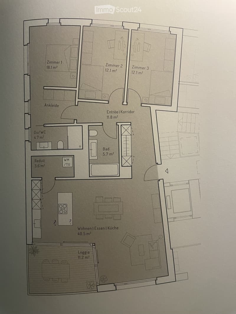 Floor plan showing a 40.5 m² living/dining/kitchen area, three bedrooms (18.1 m², 12.1 m², 12.1 m²), a5.7 m² bathroom, a 4.7 m² WC, a 3.6 m² closet, an11.8 m² entrance/corridor, and an 11.2 m² loggia.