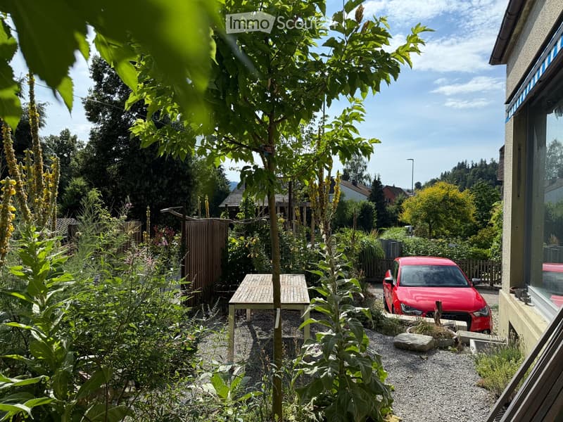 Aussensitzplatz gegen Strasse hin