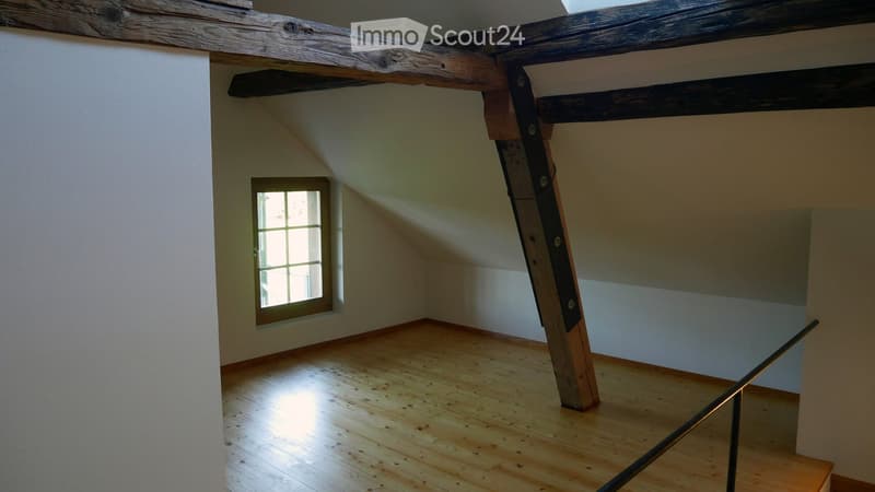 Grande appartamento mansardato ristrutturato / loft (circa 100 m2) con fascino speciale (circa 15 minuti da Steffisburg) (4)
