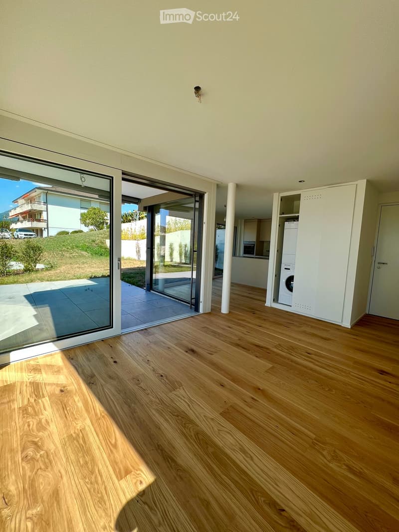 Appartamento nuovo di 2.5 locali con terrazza e prato privato, bella vista sul lago e le montagne (2)