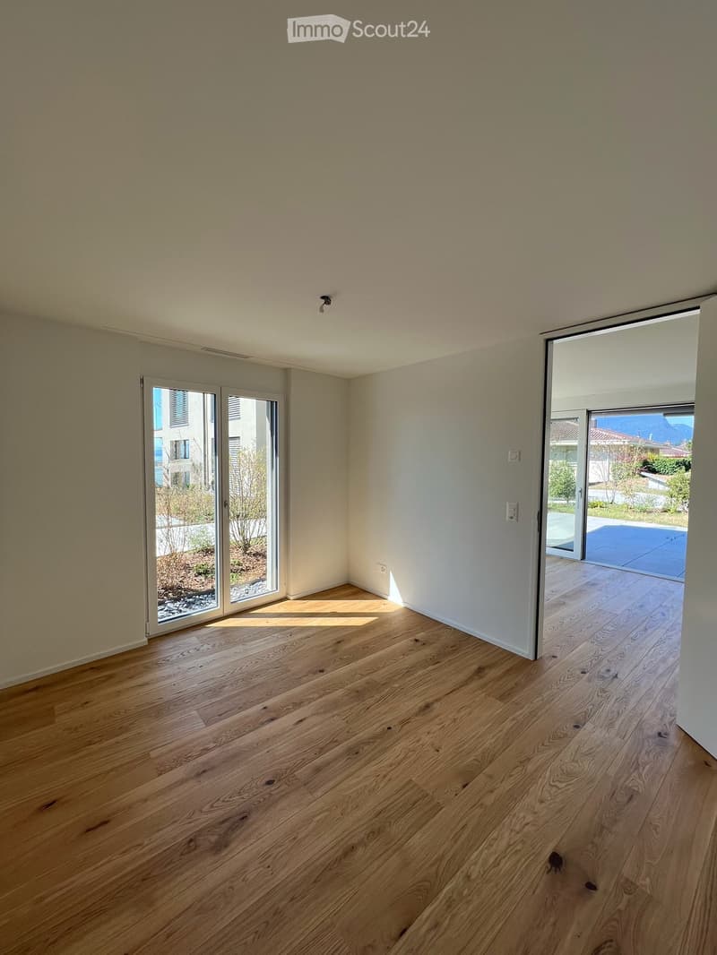 Appartamento nuovo di 2.5 locali con terrazza e prato privato, bella vista sul lago e le montagne (4)