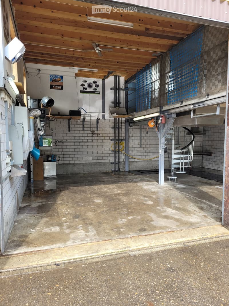 {"type": "Garage", "objects": ["table", "laptop", "fan", "staircase"], "description": "Garage with concrete floor, tiled walls, wooden ceiling, and various equipment including a fan, table, and laptop.", "localized_descriptions": {"EN": "Garage with concr