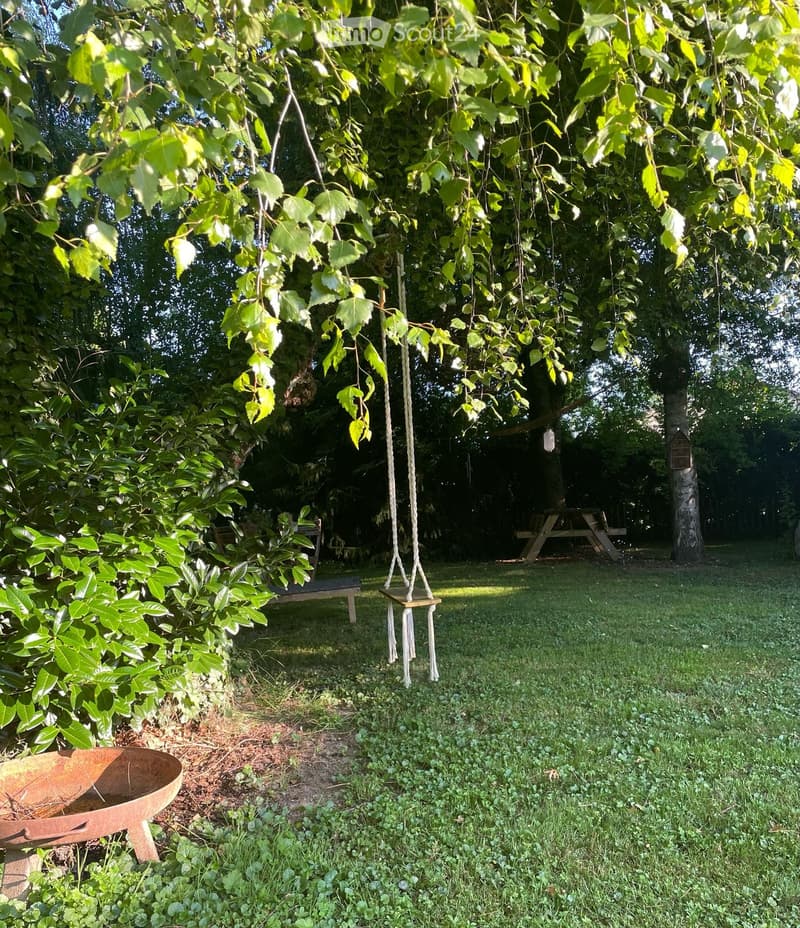 Casa unifamiliare su un grande terreno edificabile con alberi (7)