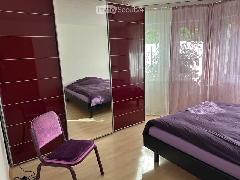 Schlafzimmer mit Doppelbett und Schrank