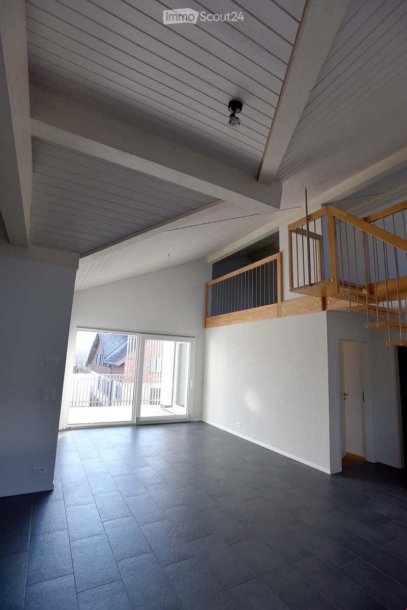 Salon à haut plafond et Poutre apparente