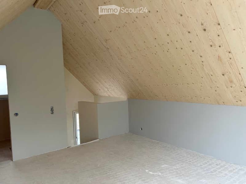 {"output": {    "visible_features": [],    "type": "Room",    "description": "empty room, wooden ceiling, unfinished walls, tiled floor",    "localized_descriptions":        {        "EN": "Empty room: wooden ceiling, unfinished walls, tiled floor"