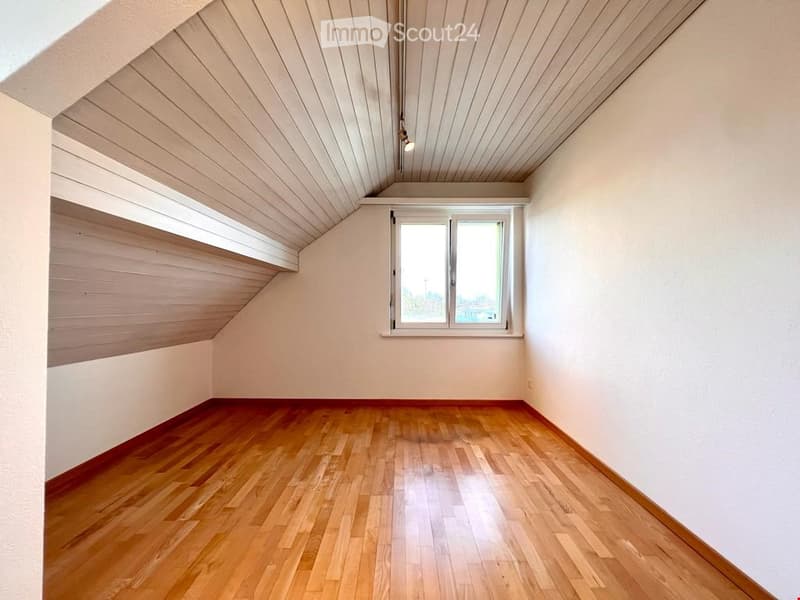 {"visible_features": [],    "type": "Room",    "description": "empty room with hardwood floor, slanted ceiling, white walls, single window",    "localized_descriptions":        {        "EN": "Empty room: hardwood floor, slanted ceiling, white walls,