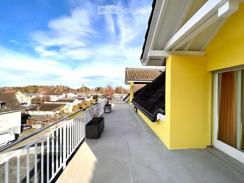{"visible_features": ["Balcony / Terrace", "View"],    "type": "Terrace",    "description": "wide terrace with railings, concrete floor, metal railings, greenery",    "localized_descriptions":        {        "EN": "Terrace: wide terrace with railing
