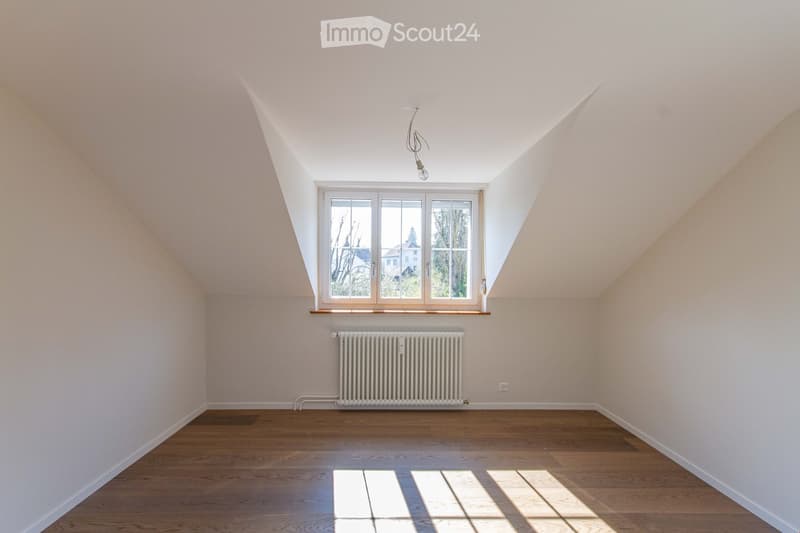 {"visible_features": ["Raised ground floor"],    "type": "Room",    "description": "Empty room, hardwood floor, white walls, window, radiator",    "localized_descriptions":        {        "EN": "Empty room: hardwood floor, white walls, window, radia