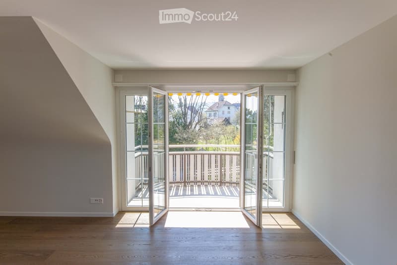 {"visible_features": ["Balcony / Terrace"],    "type": "Room",    "description": "wooden floors, open sliding doors, balcony, clear outside view",    "localized_descriptions":        {        "EN": "Room with wooden floors, open sliding doors, balcon