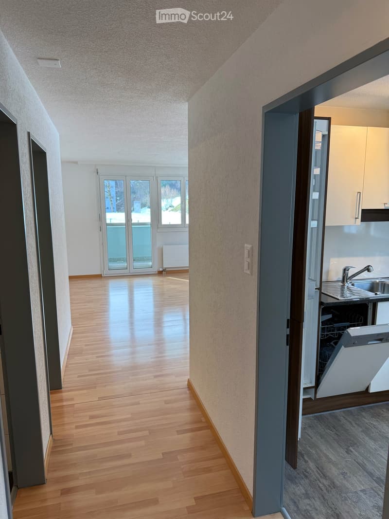 Durchgang zum Wohnzimmer mit Küche und Bädern