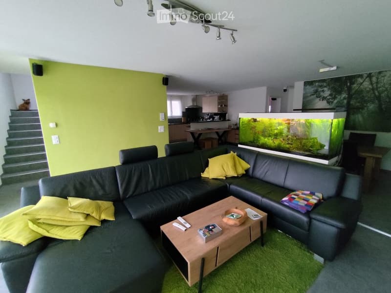 Wohnzimmer mit Blick Richtung Küche und Aufgang