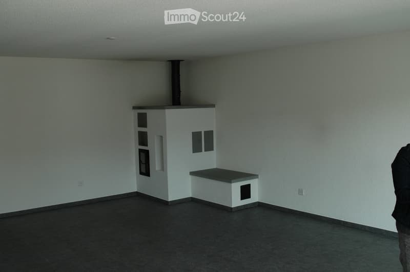 Wohnzimmer leer mit Blick Richtung Schwedenofen