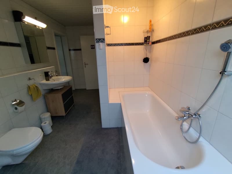 Bad 2 oben mit Badewanne