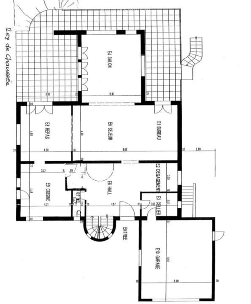 Floor plan of a house with labeled rooms including salon, office, kitchen, hall, and garage.