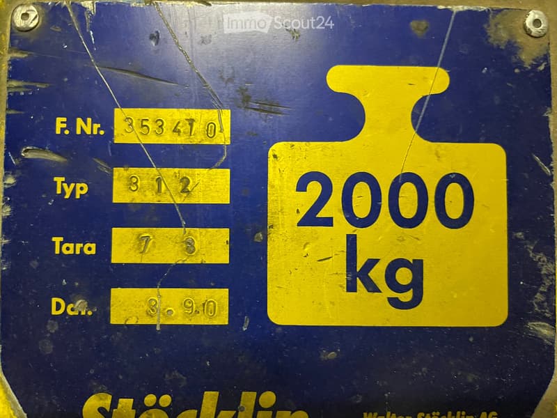 A blue and yellow industrial label with text and numbers, including 'F. Nr. 35341', 'Typ 312', 'Tara 73', 'Da. 3.9.0', and '2000 kg'.