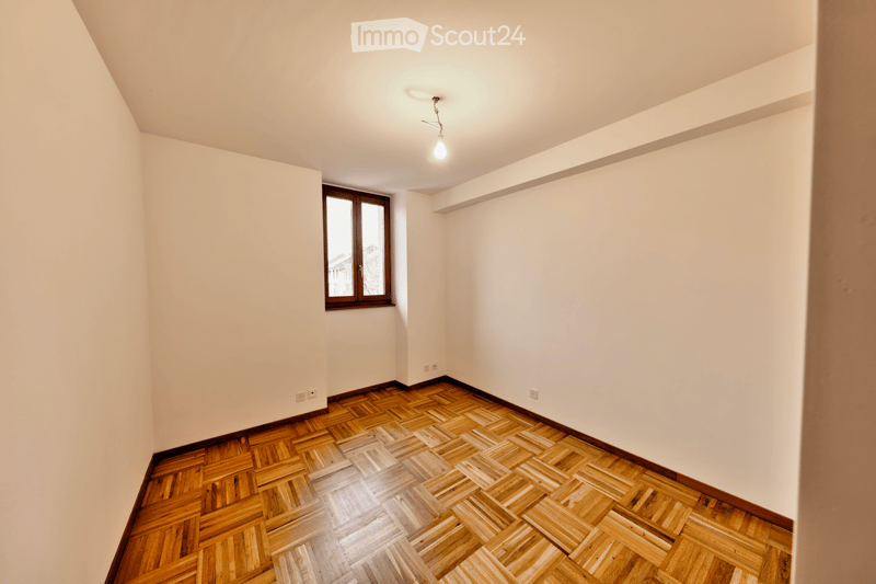 empty room, wooden parquet floor, white walls, window, ceiling light