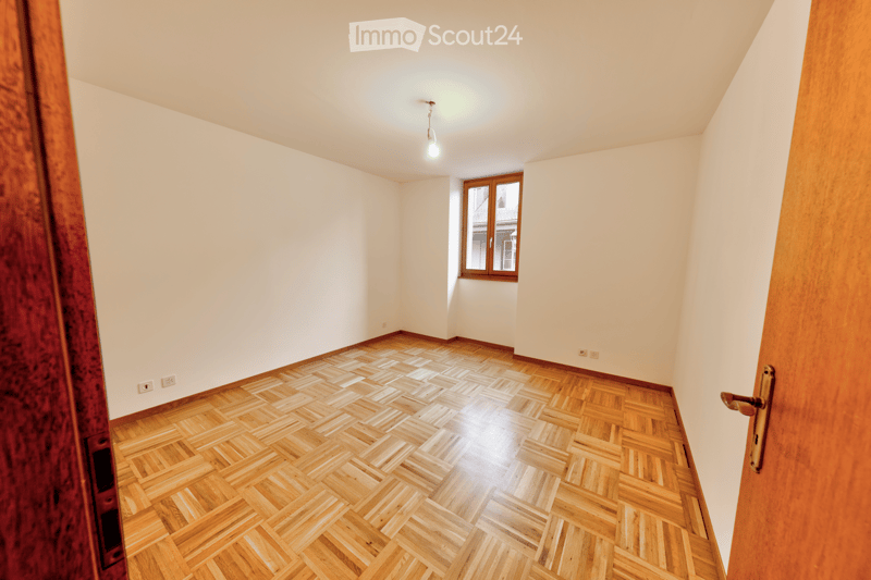 empty room, wooden parquet floor, white walls, window, light fixture
