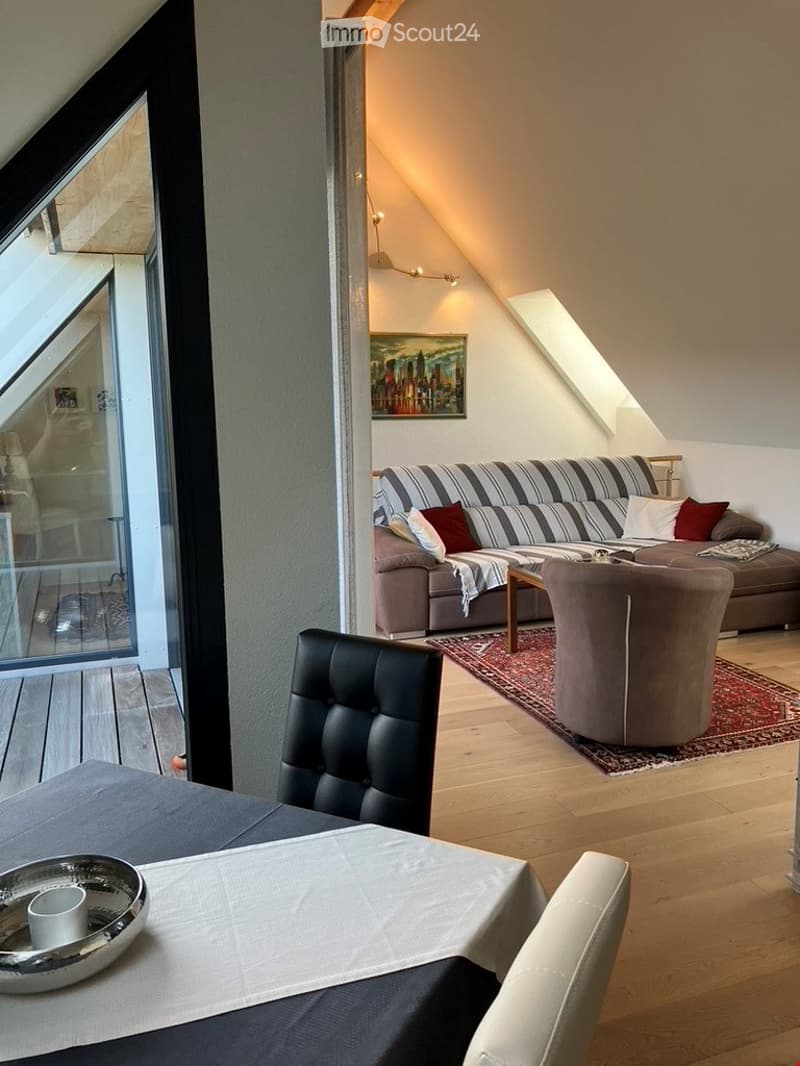Blick von Küche ins Wohnzimmer