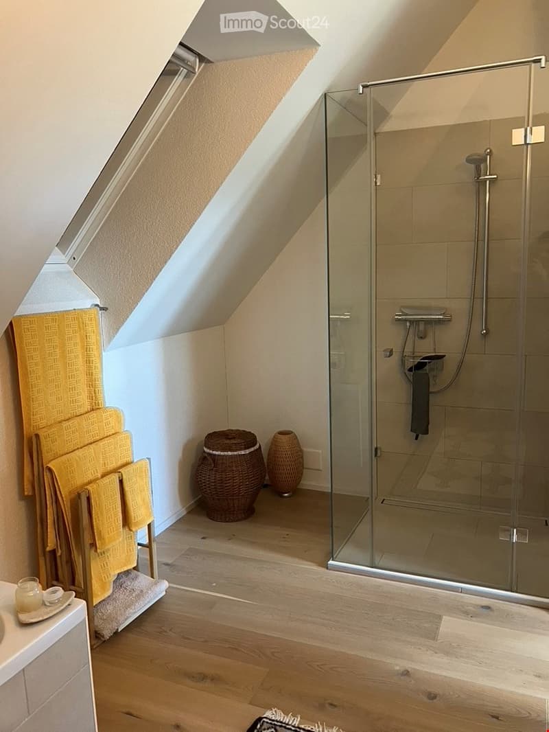 Grosszügiges Badezimmer (WC mit Kombi-Wäschetrockner separat)