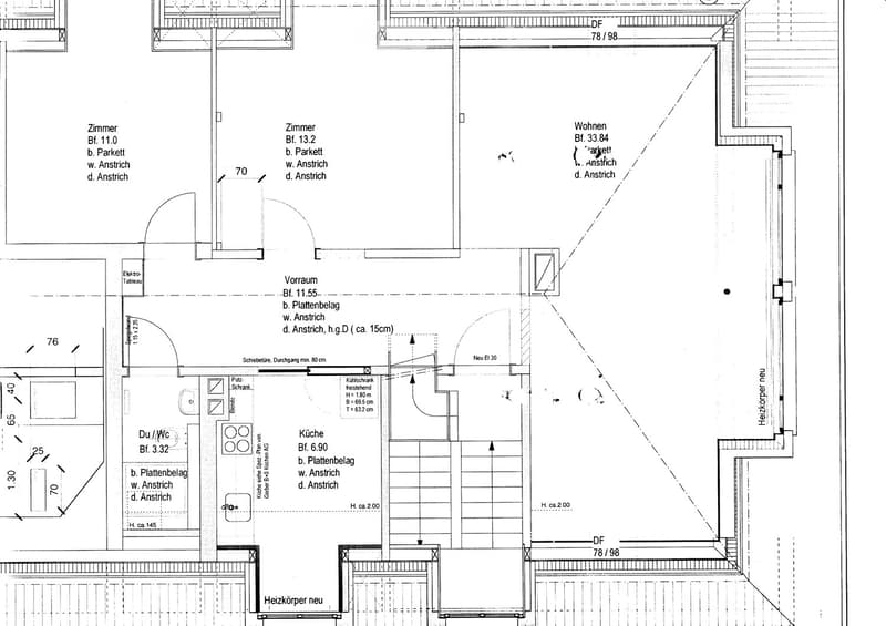 Floor plan showing a residential layout with rooms labeled in German: Wohnzimmer (living room), Schlafzimmer (bedroom), Badezimmer (bathroom), Küche (kitchen), Flur (hallway), and Heizkörper (heating body). Dimensions and floor types are indicated.