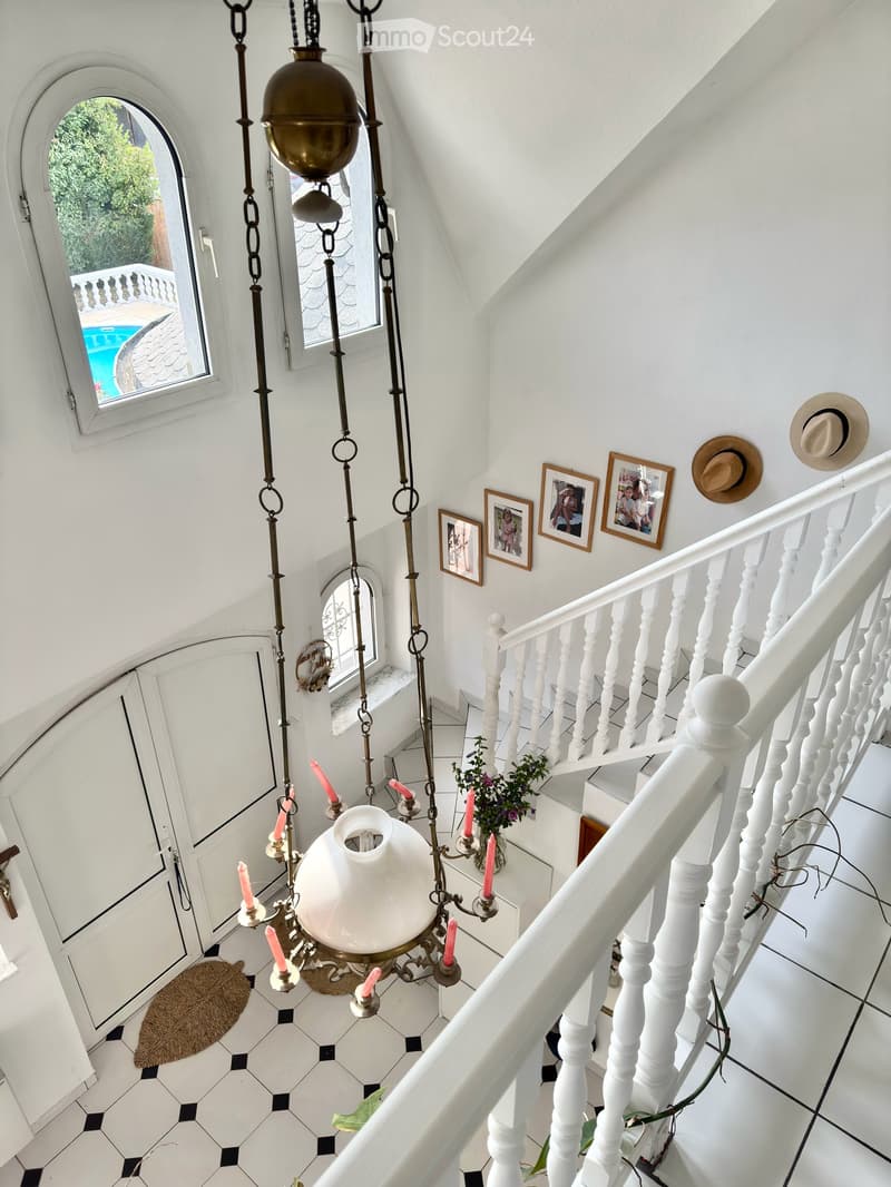 Sicht vom 3 v 3 Schlafzimmer/Büro auf Haupteingang und Pool