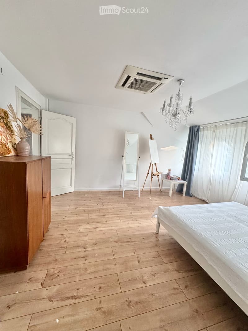2 von 3 Schlafzimmern im OG mit Westfenster und Zugang zum Dachboden