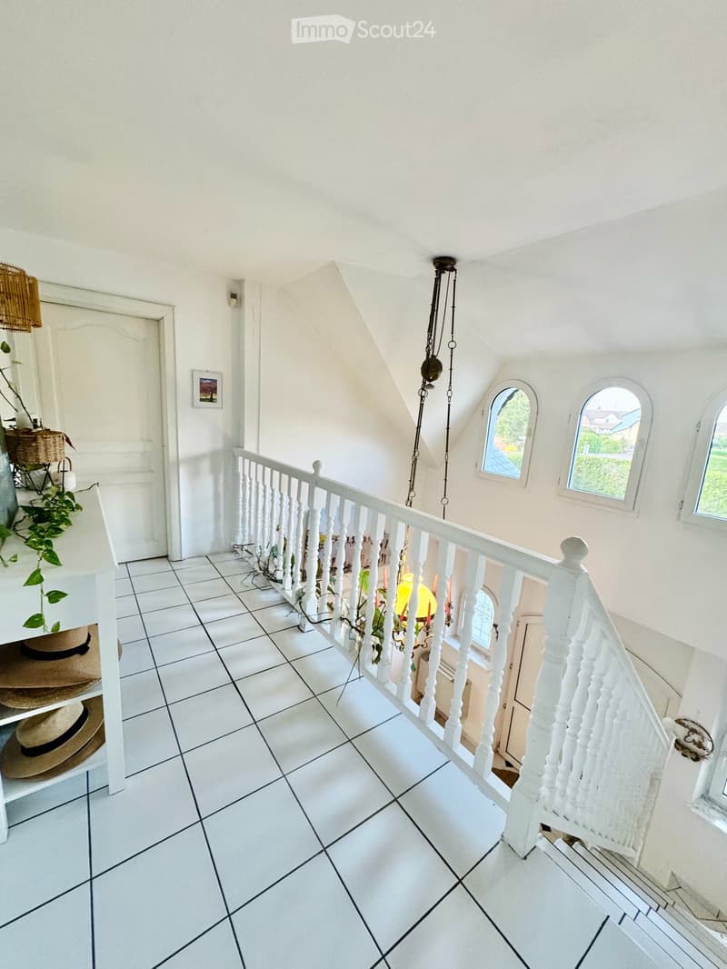 Galerie im OG mit Blick auf den Haupteingang - Sicht vom 1. Schlafzimmer mit En-suite-Bad