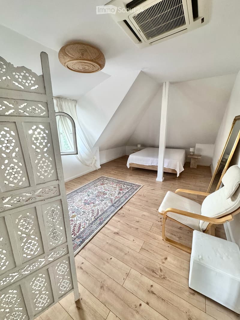 1 von 3 Schlafzimmern im OG mit Südfenster – Ansicht vom En-suite-Bad Richtung Schlafzimmer