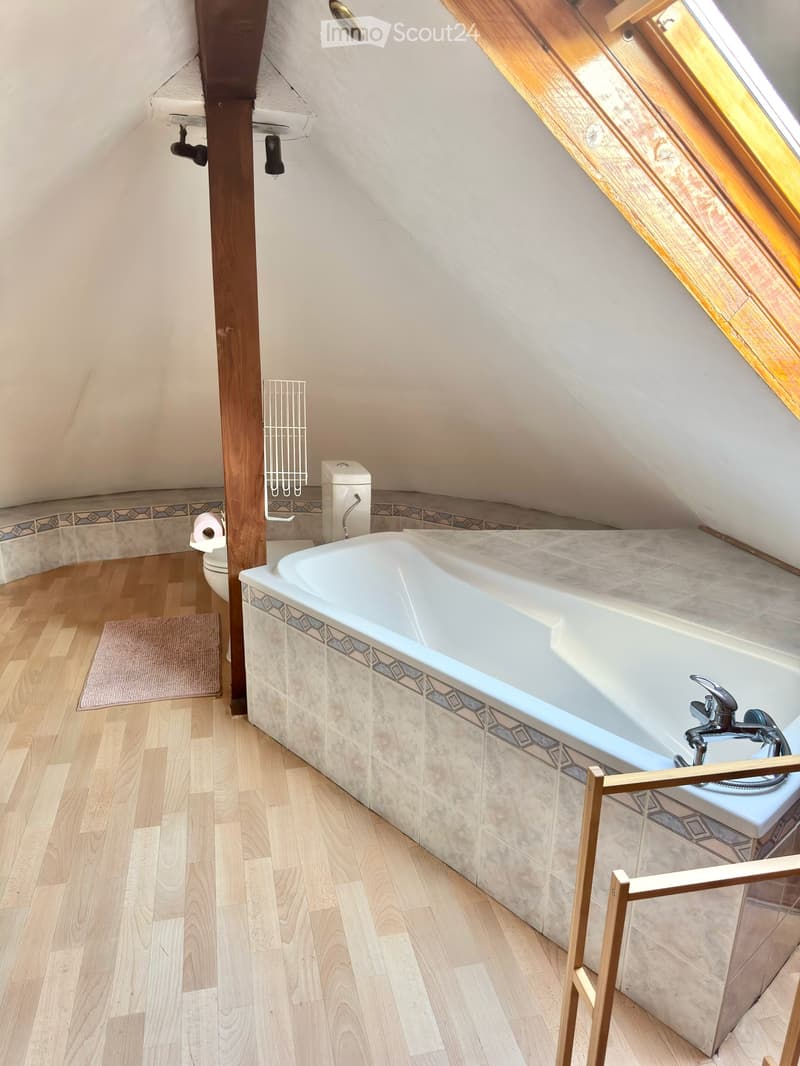 En-suite-Bad mit Wc, Badewanne und Lavabo vom 1. Schlafzimmer