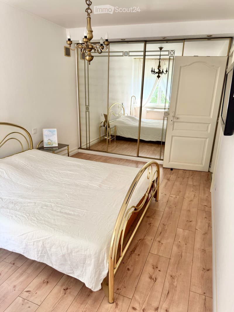 Schlafzimmer im EG mit Einbauschrank und elektrisch verstellbarem Bett
