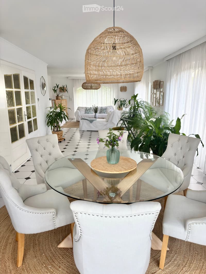 grosses Wohnzimmer - vorne Esstisch, hinten Kamin/Kachelofen/TV-Raum