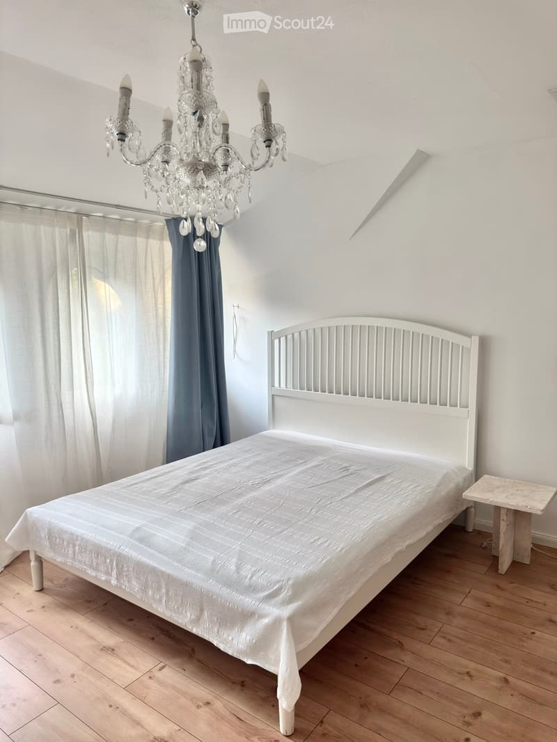 2 von 3 Schlafzimmern im OG mit Westfenster und Zugang zum Dachboden