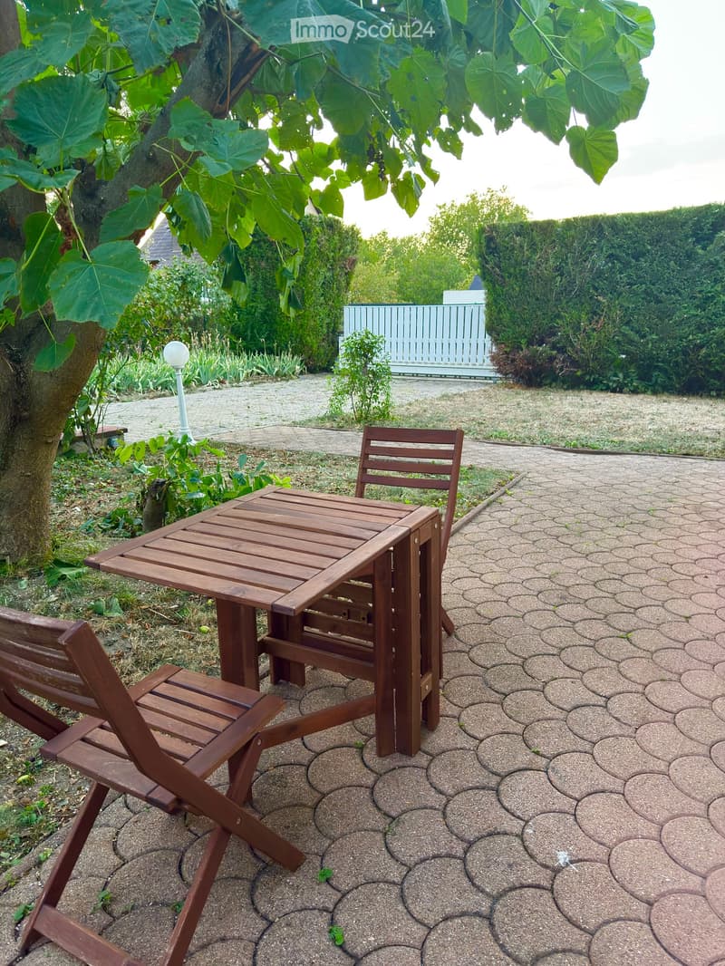 Separates Eingangstor mit Zugang zu Tiefgarage, Garten und zusätzlichem Sitzplatz